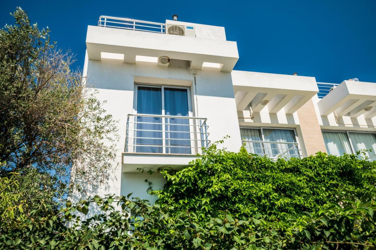 Amazing Two-Bedroom Apartment In Residence Lukomorye D1 With Private Garden Karavas  Exterior photo